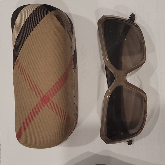 Burberry sunglasses - Picture 1 of 8
